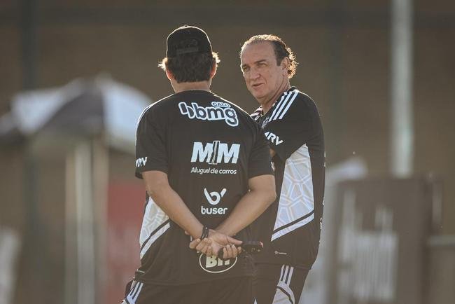 Nesta tera-feira (26), Cuca foi apresentado como treinador do Atltico - pela terceira vez na carreira. Primeiro, foi saudado pelo diretor de futebol Rodrigo Caetano e concedeu entrevista coletiva na sala de imprensa da Cidade do Galo. Depois, comandou o primeiro treino com o elenco no CT, j pensando no confronto contra o Internacional, pelo Campeonato Brasileiro.