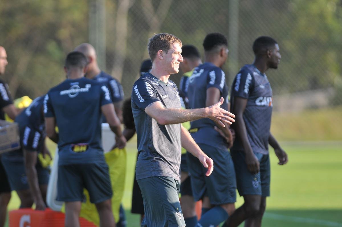 Elenco atleticano fez trabalho ttico orientado por Larghi antes de jogo-treino contra o Coimbra