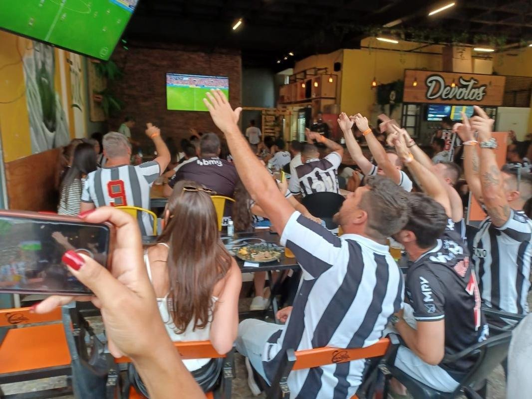 No Bar Devotos, em BH, torcedores do Atltico comemoram o gol de empate marcado por Hulk na final da Supercopa do Brasil, diante do Flamengo: 2 a 2.