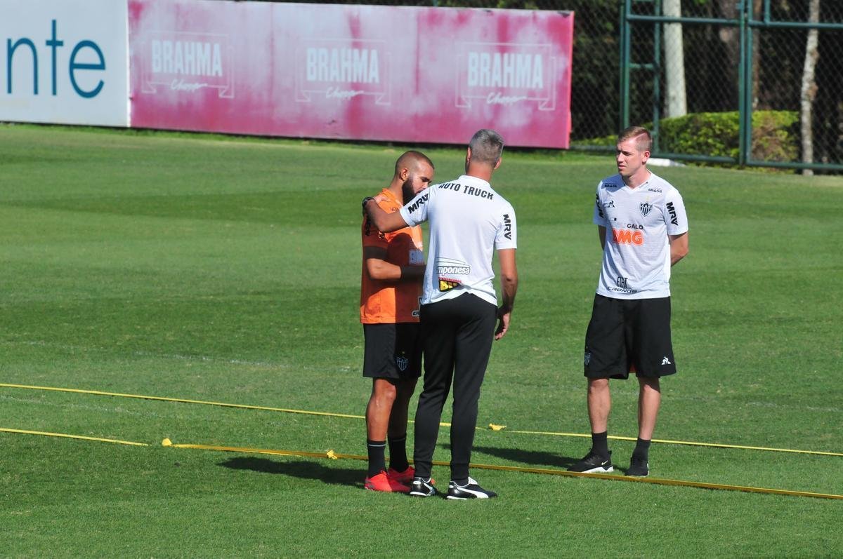 Tcnico Rodrigo Santana comandou treino nesta tera-feira  tarde, na Cidade do Galo, e definiu o time do Atltico para enfrentar o Coln, na Argentina, pela semifinal da Copa Sul-Amercana: Cleiton; Patric, Igor Rabello, Rver e Fbio Santos; Z Welison e Elias; Char, Vincius e Cazares; Franco Di Santo.