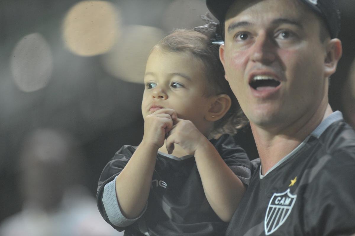 Torcedores de Atltico e Flamengo compareceram ao Horto nesta noite de sbado para assistir ao confronto entre os tradicionais rivais