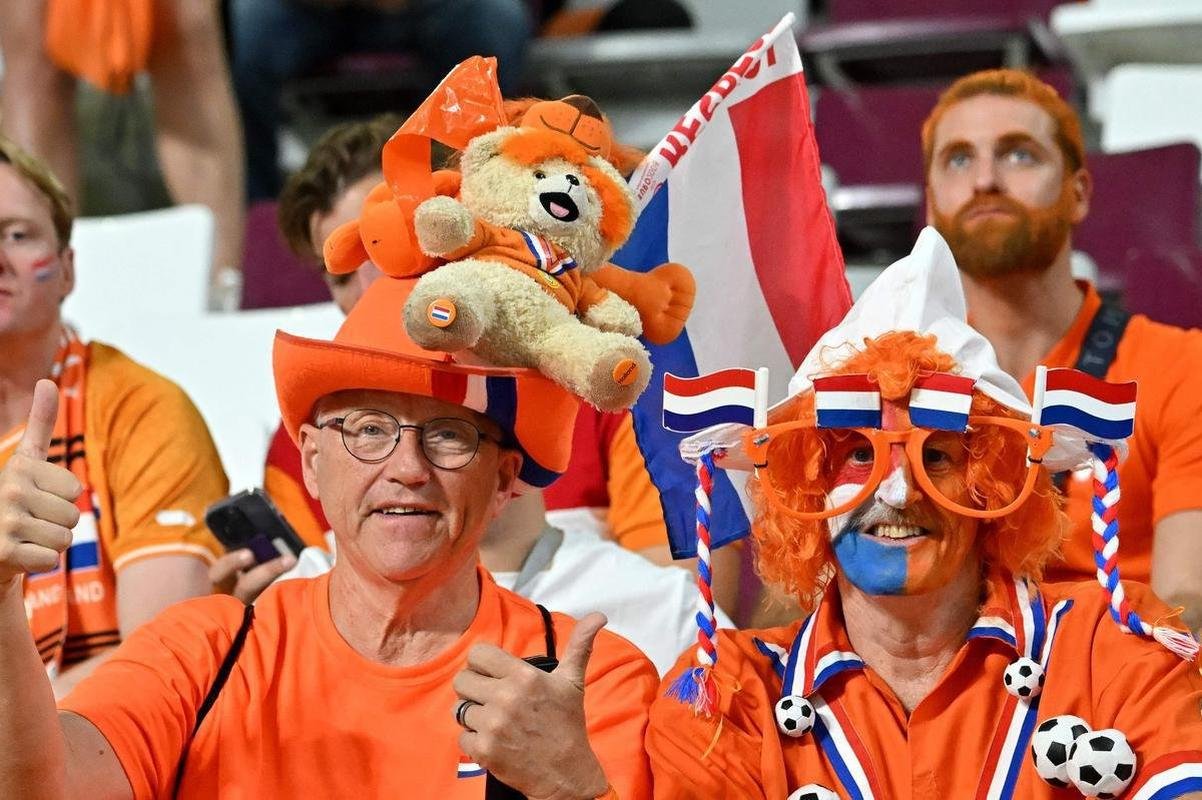 Torcedores de Holanda e Equador no jogo pelo Grupo A da Copa do Mundo.