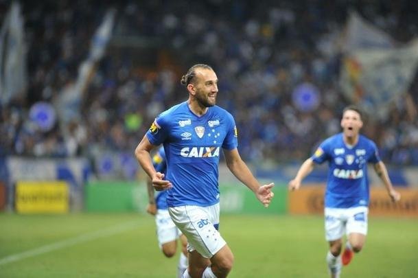 No segundo encontro, no Mineiro (26/09), Barcos mais uma vez mostrou frieza: com passe de Lucas Silva, ele driblou Weverton e, mesmo sem ngulo, conseguiu balanar a rede. O Verdo empatou com Felipe Melo, no comeo do segundo tempo, mas no conseguiu reagir a ponto de forar a deciso nos pnaltis.