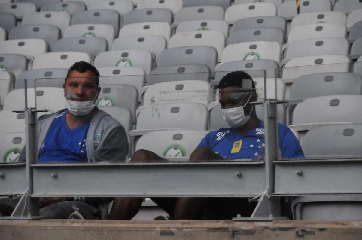 Fotos da chegada da torcida do Cruzeiro ao Mineiro na partida contra o CRB pela Srie B do Brasileiro; longas filas de formaram na esplanada antes da partida