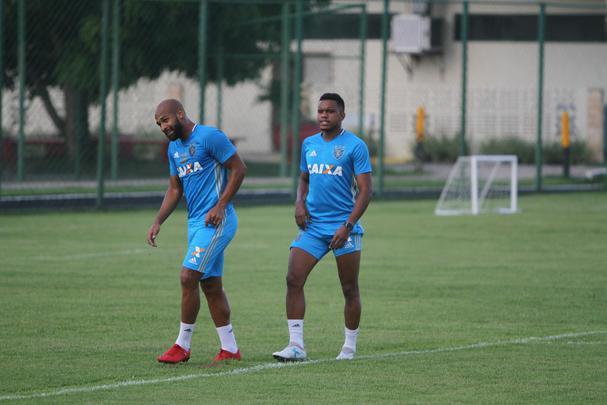 Em 2018, Rithely, enfim, foi negociado pelo Sport. E via empréstimo junto ao Internacional, permanecendo no clube gaúcho de março até dezembro de 2019. No recorte, o Leão seguiu arcando com 40% do seu salário.