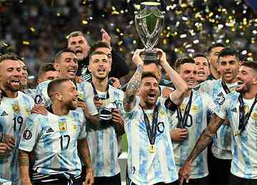 Com Messi inspirado, Seleção Argentina aplica 3 a 0 na Azzurra e levanta taça no duelo entre campões continentais, no tradicional estádio