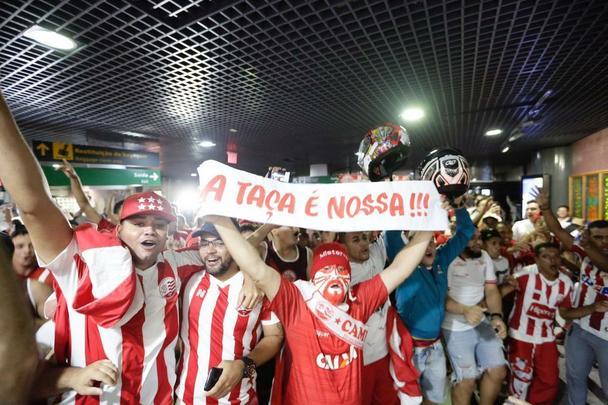 Jogadores, comissão técnica e diretoria do Náutico foram recebidos com festa no desembarque após a conquista do título da Série C do Campeonato Brasileiro, diante do Sampaio Corrêa. A delegação alvirrubra desembarcou em solo pernambucano pouco depois das 23h30 e seguiu em carro aberto para a sede do clube, no bairro dos Aflitos