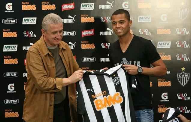 13/08/2014. Apresentacao do jogador do Atlético, o meia Rafael Carioca, no Centro de Treinamento. Na foto, o diretor de futebol Paulo Maluf.