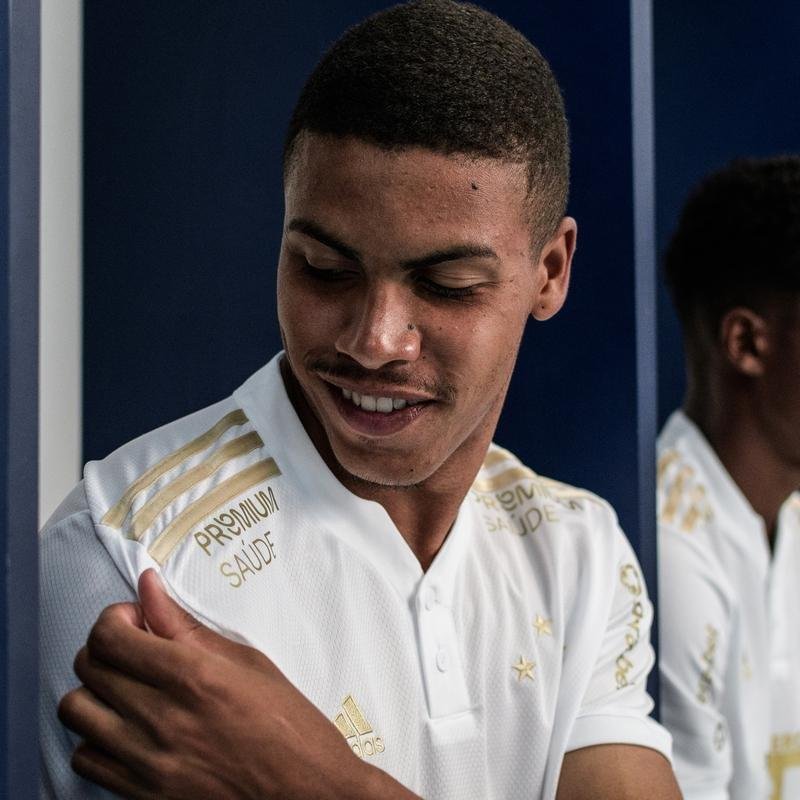 Cruzeiro lançou camisa branca, com detalhes em dourado, nesta quinta-feira (6 de maio)