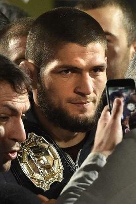 Khabib Nurmagomedov  festejado por multido de fs no estdio do Anzhi, no Daguesto 