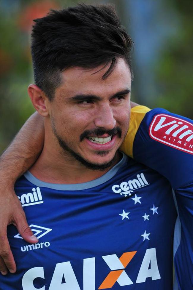 Willian - o Cruzeiro pagou R$ 9.229.057,22, j com acrscimo de impostos, alm de multa e custos da Fifa, no montante de R$ 328.107,03. O clube devia ao Zorya FC, da Ucrnia, parte dos valores da contratao fechada em julho de 2014.