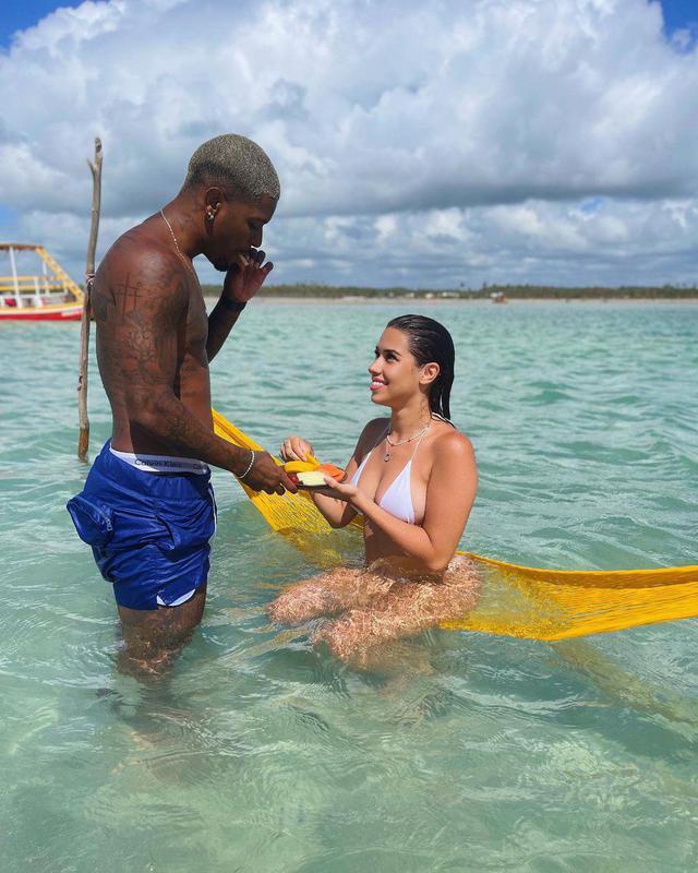 Wesley Gasolina curte praia com a companheira em Alagoas