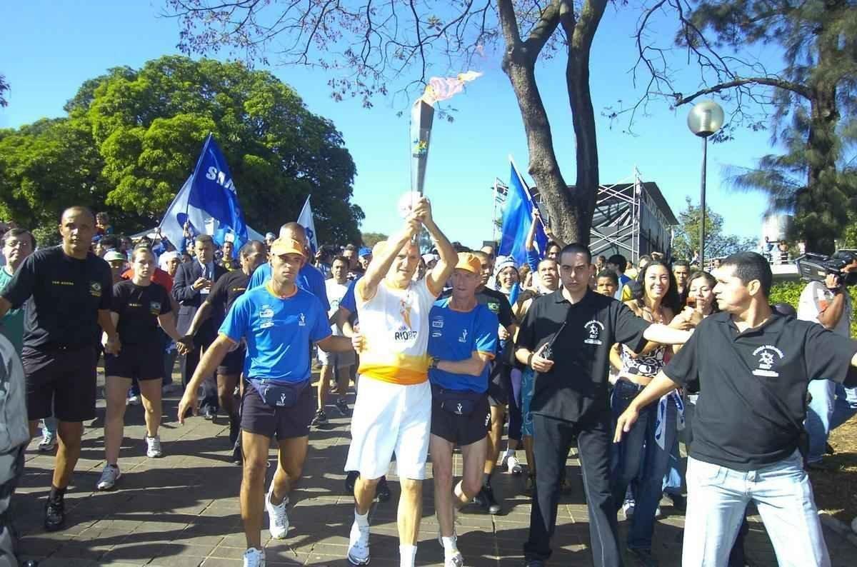 Carlos Alberto Silva carrega a tocha do Pan-Americano de 2007, em revezamento na Pampulha 