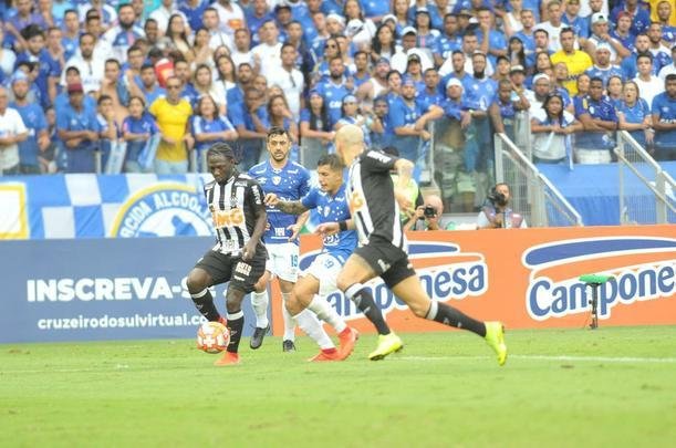 Fotos do primeiro tempo do clssico entre Cruzeiro e Atltico, pela final do Mineiro