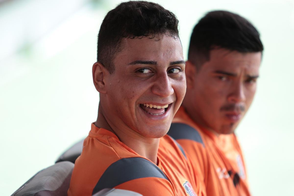 Jogadores do Santa Cruz treinaram no estádio do Arruda, já apresentando trabalhos com bola no gramado, sob a supervisão do técnico Itamar Schülle. Todos os atletas e os membros da comissão técnica seguem submetidos às medidas de afastamento social.