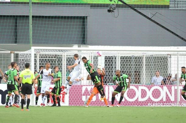 Imagens do primeiro tempo do clssico entre Amrica e Atltico, no Independncia