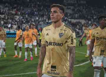 Lateral-direito Renzo Saravia teve nome na camisa trocado na partida contra o Alianza Lima