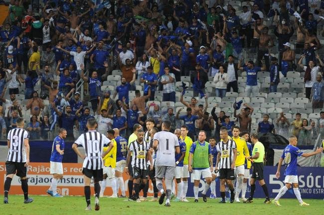 Edu marcou o gol da vitria do Cruzeiro sobre o Democrata-GV no ltimo minuto e mostrou novamente poder de deciso