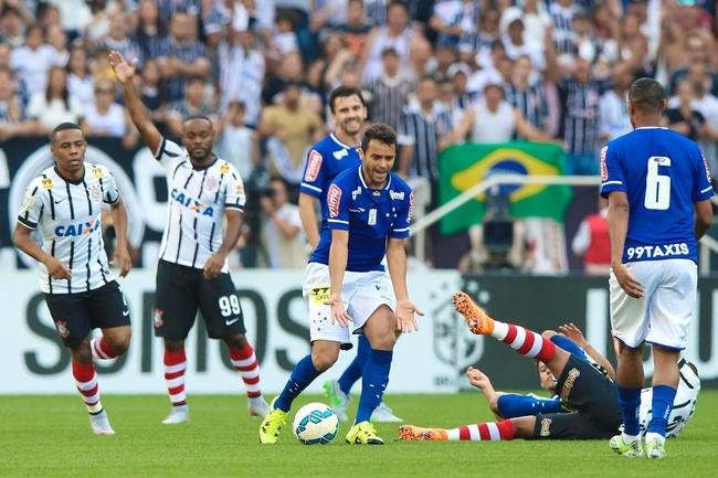 Com gols de Vagner Love (2) e Jadson, Corinthians venceu Cruzeiro por 3 a 0 neste domingo, na Arena Itaquero, em So Paulo