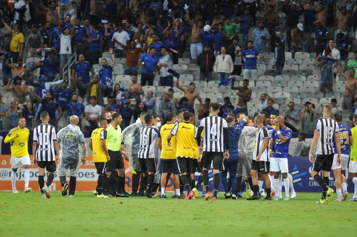 Edu marcou o gol da vitria do Cruzeiro sobre o Democrata-GV no ltimo minuto e mostrou novamente poder de deciso