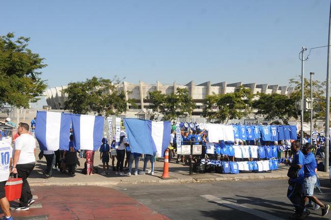 Chegada da torcida do Cruzeiro ao Mineiro para o jogo contra a Ponte Preta pela 13 rodada da Srie B do Campeonato Brasileiro. Estdio voltou a receber grande pblico