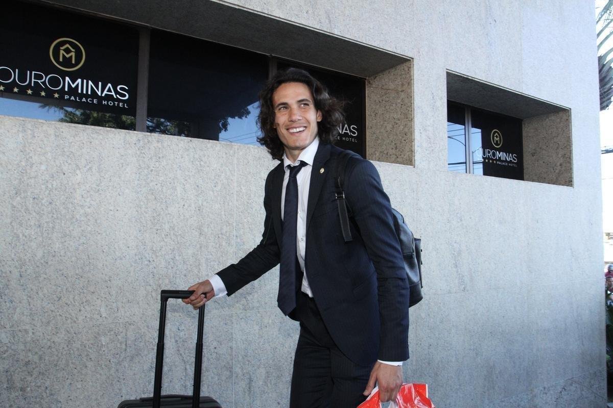 Repleta de estrelas, Seleo Uruguaia chegou a Belo Horizonte no comeo da tarde para a disputa da Copa Amrica. Cavani e Surez, as principais estrelas, mostraram muita simpatia. O meia De Arrascaeta, ex-Cruzeiro, atendeu a um f, mas passou pela imprensa sem dar entrevistas