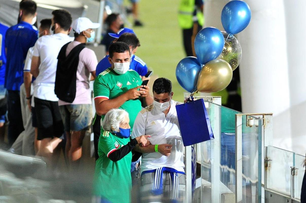 Na volta ao Mineiro, torcida fez festa com a vitria do Cruzeiro por 1 a 0 sobre o Confiana. No fim da partida, jogadores agradeceram o apoio dos cruzeirenses.
