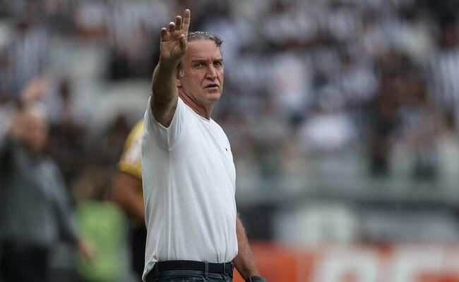 Cuca definiu escalação do Atlético para enfrentar Santos