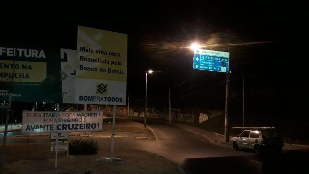 Faixas contra a diretoria do Cruzeiro