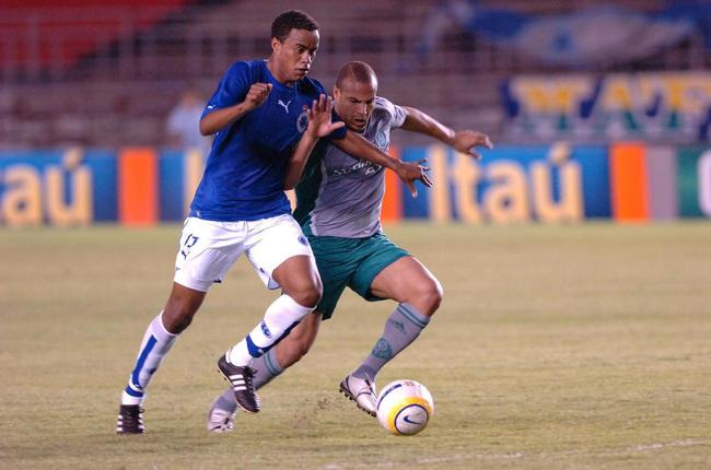 Thiago Heleno jogou pela primeira vez no Cruzeiro na vitria sobre a Seleo Mineira por 1 a 0, em 8 de abril de 2006, na Arena do Jacar, em Sete Lagoas. Ele tinha 17 anos e 7 meses. Ainda no mesmo ano, assumiu a titularidade na zaga celeste e no saiu mais. Ao todo, disputou 151 partidas e anotou seis gols.