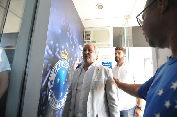 29/5 - MULTA PESADA: Wagner Pires de Sá se reúne, na sede administrativa, com Itair Machado e outros diretores. Pela primeira vez teria sido aventada a saída do vice-presidente, que, no entanto, teria de ser ressarcido em R$ 2 milhões caso demitido antes de 31 de dezembro. Documento assinado por 111 conselheiros pede transparência no clube.