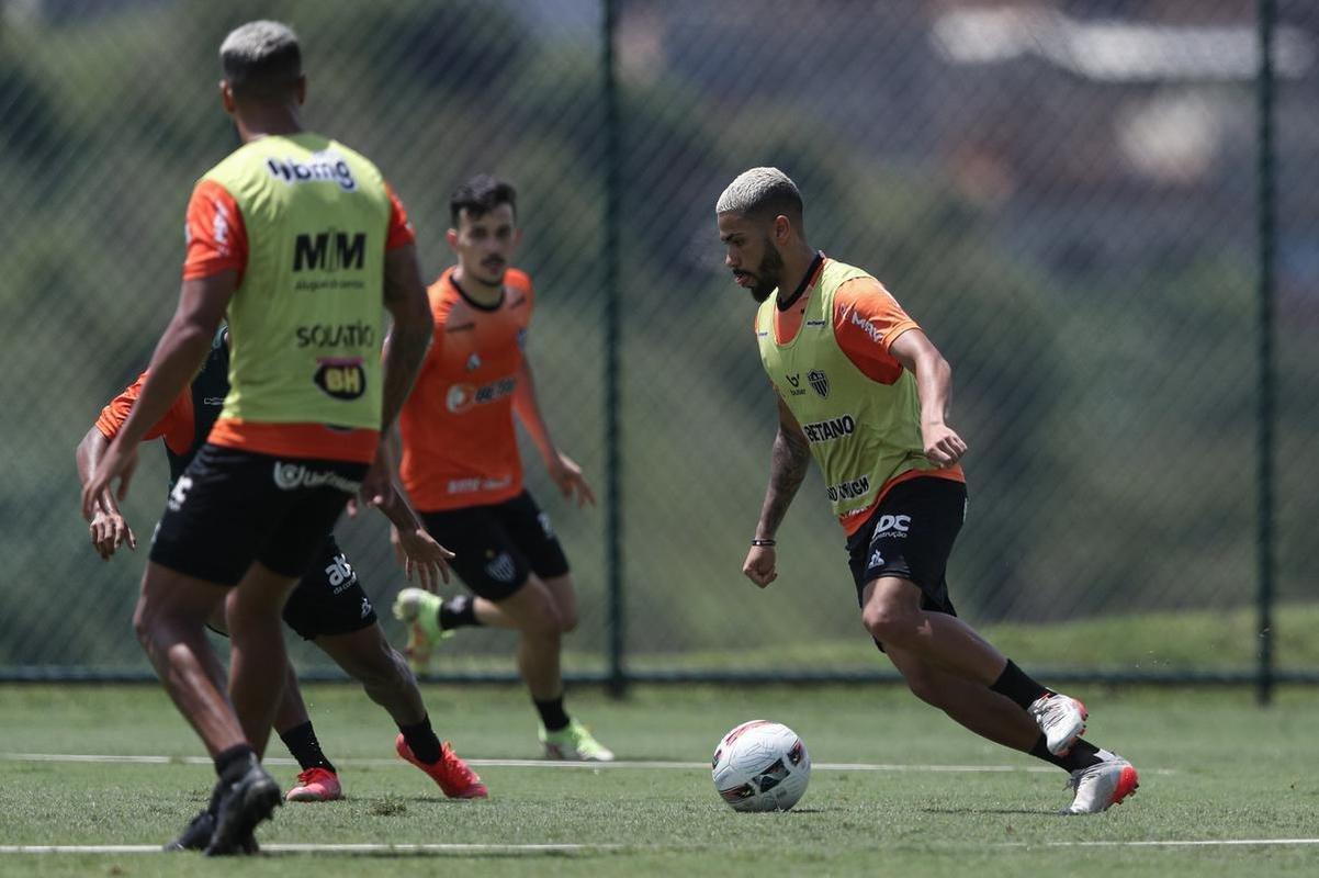 Com seriedade, mas tambm descontrao, o Atltico treinou sob sol forte na manh desta sexta-feira (21), na Cidade do Galo, em Vespasiano. Este foi o quinto dia de pr-temporada para o clube mineiro em 2022, sob o comando do tcnico argentino Antonio 'El Turco' Mohamed. Novas baixas, o volante Allan e o atacante Keno testaram positivo para COVID-19 e no participaram das atividades (ambos cumprem perodo de sete dias de isolamento social).