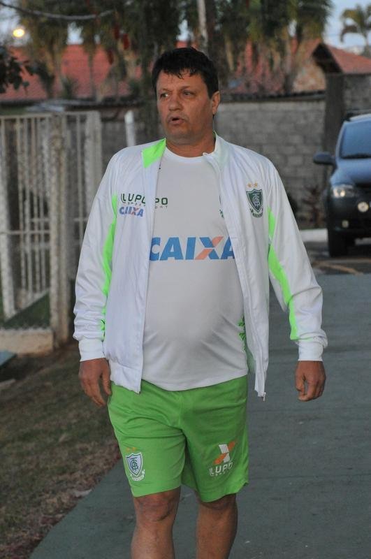 Presidente Marcus Salum apresentou Adilson Batista como novo tcnico do Amrica