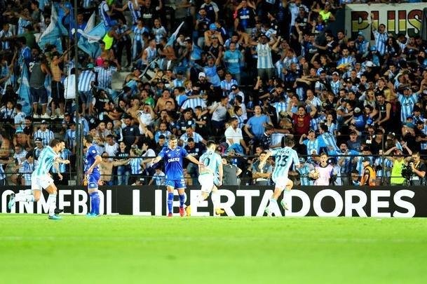 Lautaro Martnez, nome do jogo, marcou o segundo gol do Racing ainda no primeiro tempo