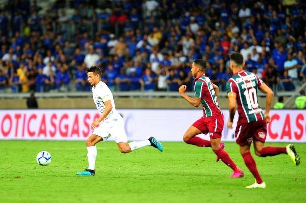 Na reta final do primeiro tempo, rbitro Jean Pierre Gonalves Lima mostrou grande despreparo no Mineiro ao expulsar Yuri, do Fluminense, e voltar atrs, alertado pelo VAR. Em seguida, deu amarelo para Fred, do Cruzeiro, tambm aps ser avisado pelo rbitro de vdeo.