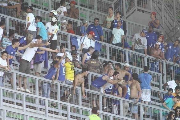 Pouco antes do clssico, alguns torcedores do Cruzeiro brigaram entre si nas cadeiras do Independncia. A PM teve de interferir no tumulto e acabou encontrando resistncia por parte dos mais exaltados.