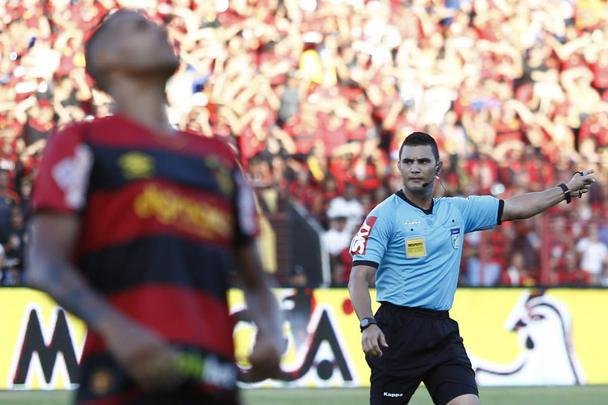 Sport recebe, na tarde deste domingo, confronto diante da equipe do Vila Nova. Jogo pode concretizar o Leão na Série A do próximo ano