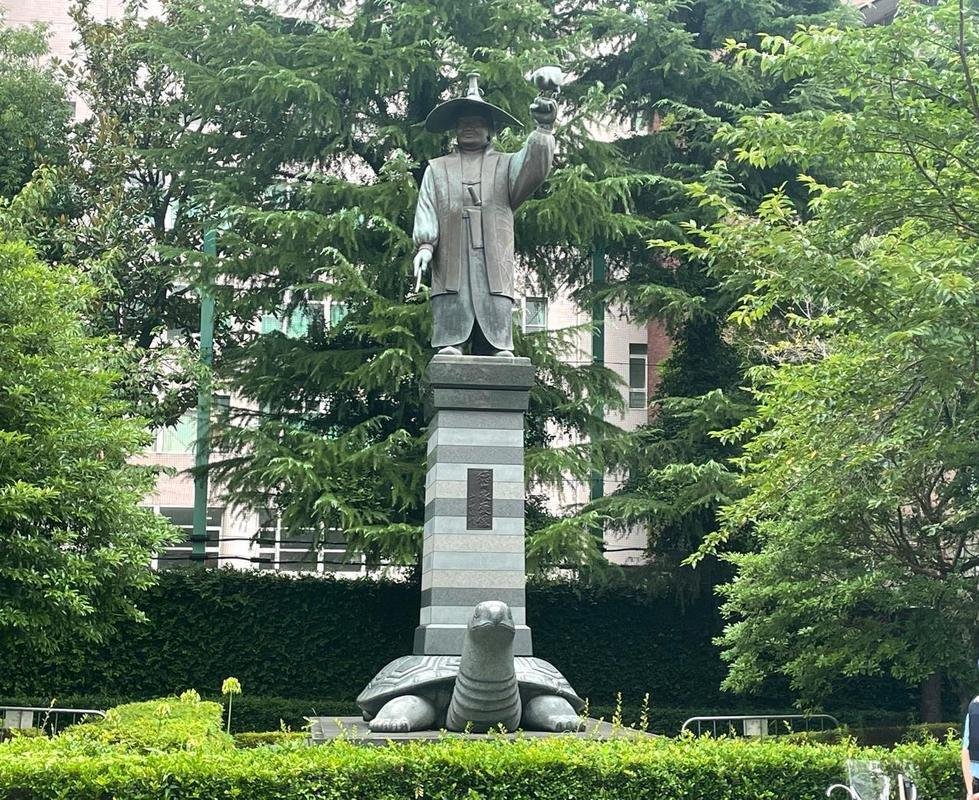 Monumento rememora Tokugawa Ieyasu - primeiro xogum do Xogunato Tokugawa, que durou mais de 200 anos e s foi encerrado na Revoluo Meiji, em 1868