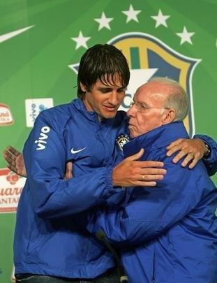 Copa do Mundo de 2006 (Alemanha) - 13 dias antes do primeiro jogo do Brasil, Edmílson foi cortado por causa da ruptura da parte lateral do menisco do joelho direito. Parreira e Zagallo optaram por chamar Mineiro para o seu lugar.