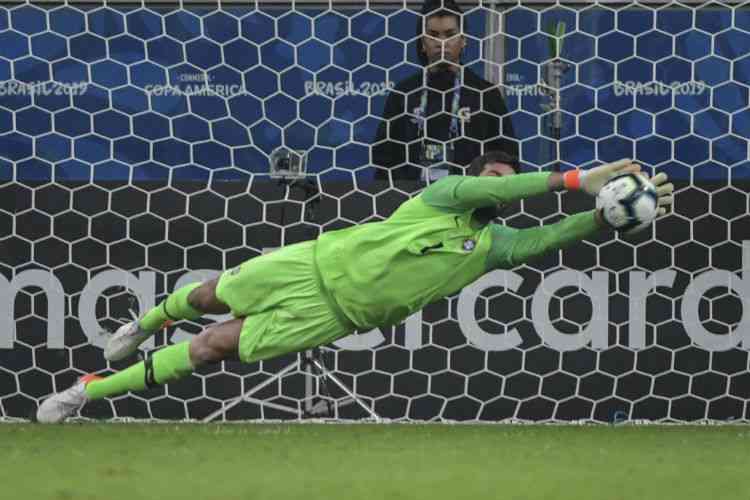 Alisson admite sorte em gol anulado, mas vê 'bola complicada' - Lance!