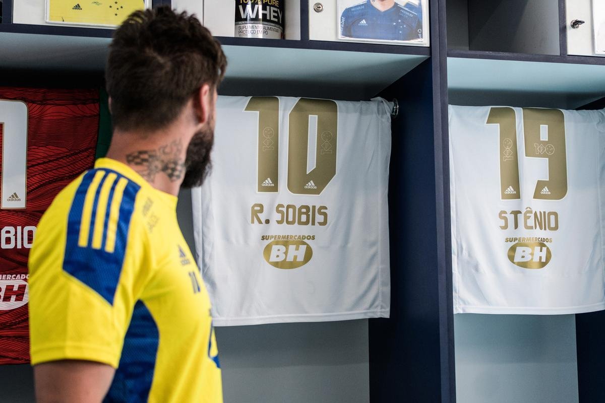 Cruzeiro lançou camisa branca, com detalhes em dourado, nesta quinta-feira (6 de maio)