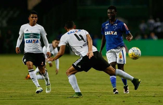 Imagens da partida entre Coritiba e Cruzeiro, no Couto Pereira, em Curitiba, pela primeira rodada do Campeonato Brasileiro