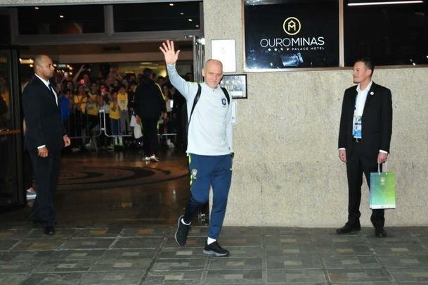 Jogadores da Seleo Brasileira deixaram o hotel rumo ao Mineiro e receberam apoio caloroso da torcida mineira para encarar a Argentina pela semifinal da Copa Amrica