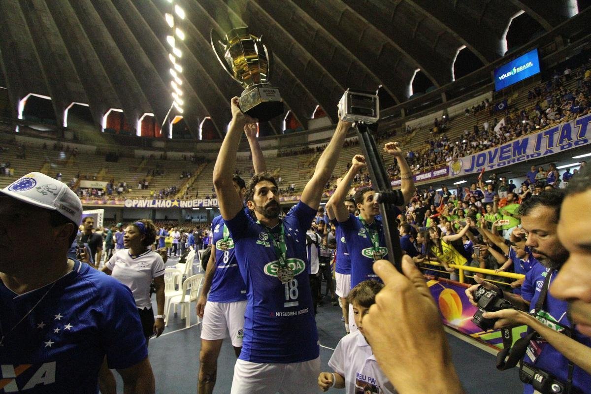 Depois da vitria sobre o Sesi, jogadores do Cruzeiro fizeram grande festa no Mineirinho, em BH