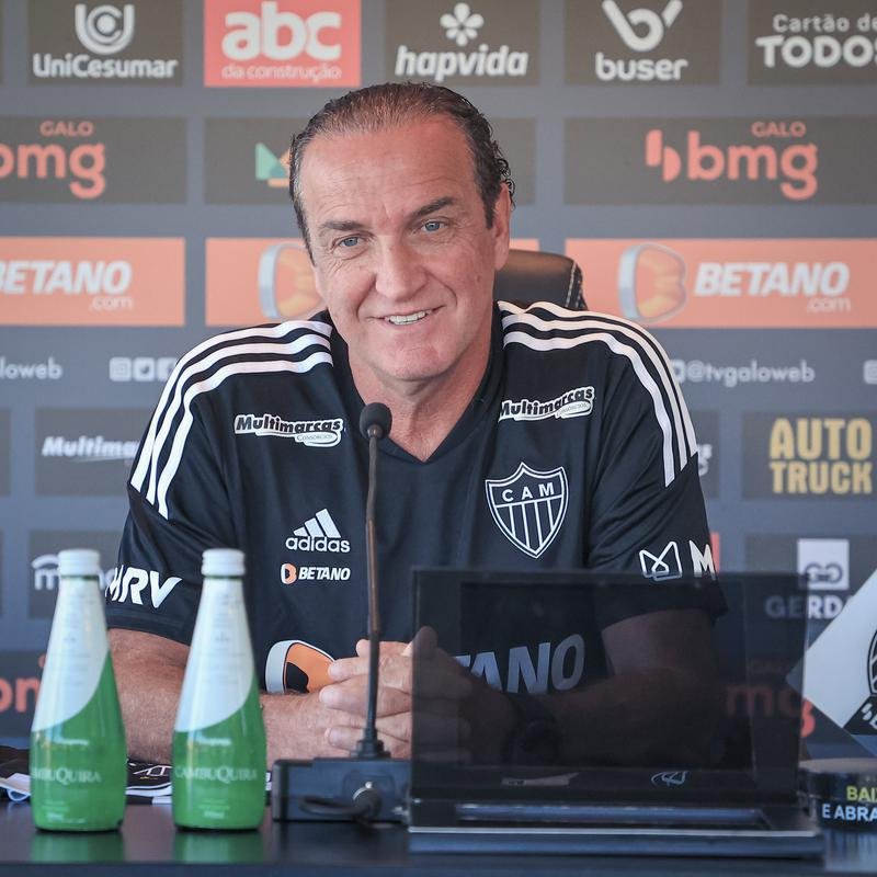 Nesta tera-feira (26), Cuca foi apresentado como treinador do Atltico - pela terceira vez na carreira. Primeiro, foi saudado pelo diretor de futebol Rodrigo Caetano e concedeu entrevista coletiva na sala de imprensa da Cidade do Galo. Depois, comandou o primeiro treino com o elenco no CT, j pensando no confronto contra o Internacional, pelo Campeonato Brasileiro.