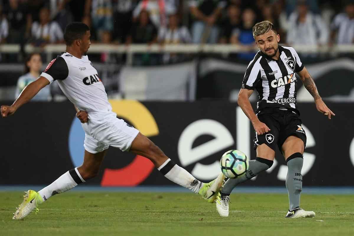 Lance de Botafogo x Atltico, jogo vlido pela 12 rodada do Campeonato Brasileiro