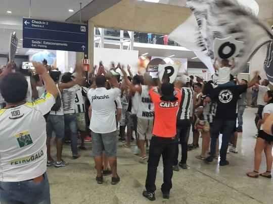 Torcedores do Atlético recebem jogadores com festa em Confins