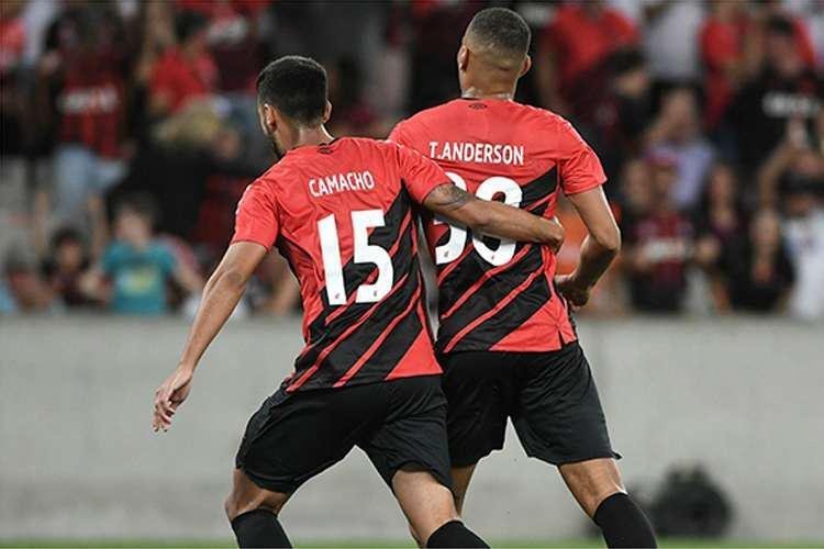 7 - Athletico-PR - 104 pontos