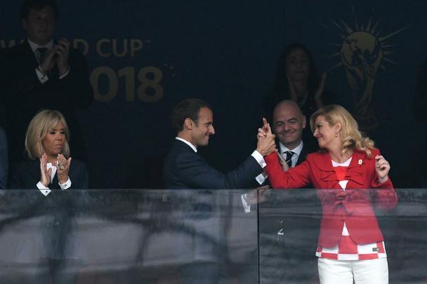 Presidente francês Emmanuel Macron, presidente croata Kolinda Grabar-Kitarovic, presidente da Fifa Gianni Infantino e o presidente russo Vladimir Putin no estádio Luzhniki, em Moscou