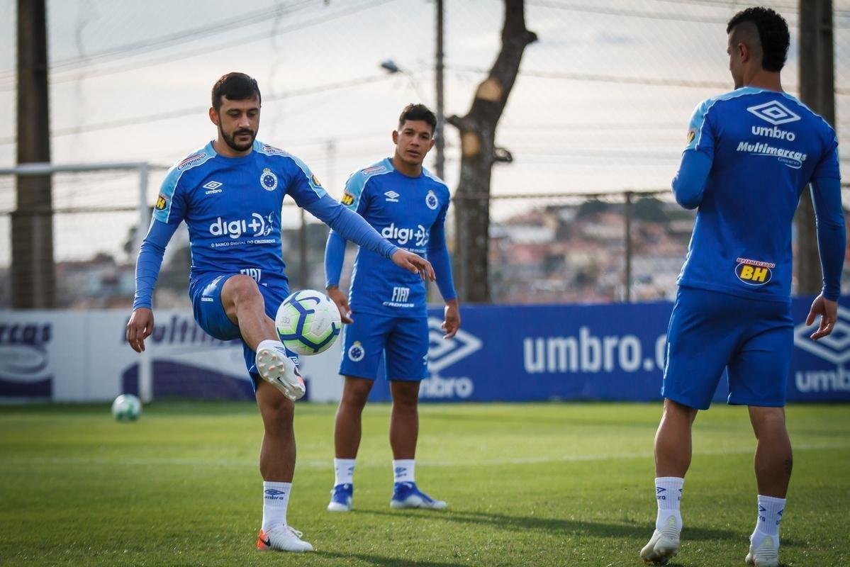 A comisso tcnica do Cruzeiro permitiu que a imprensa acompanhasse somente o comeo das atividades desta quinta-feira, na Toca da Raposa 2. Em campo, foi possvel ver o meia Rodriguinho, que segue programao especial de exerccios elaborada pelos profissionais do clube. O time se prepara para o jogo-treino de segunda-feira, contra o Amrica, que servir de teste visando  retomada das competies. No coletivo de tera-feira, a escalao teve Fbio; Lucas Romero, Ded, Leo e Egdio; Henrique e Jadson; Marquinhos Gabriel, Thiago Neves e David; Fred. Vale ressaltar que o meia Robinho havia sido poupado desse trabalho.